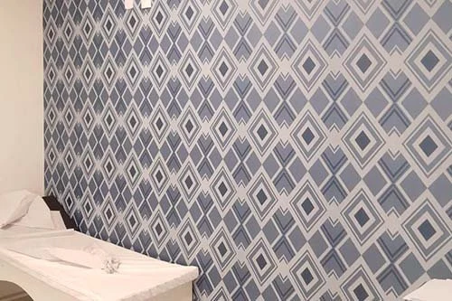 Detalhe de papel de parede geométrico do acervo ART DECORAR