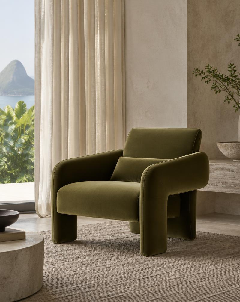 Ambiente de inspiração com poltrona em tecido oliva e cortinas suaves